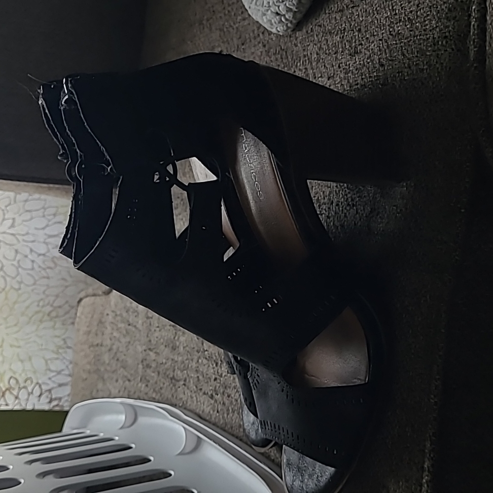 Heels - Picture 2 of 4
